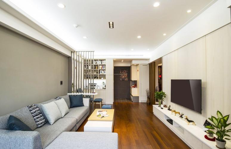 小户型新房客厅棕黄色木地板装修效果图片