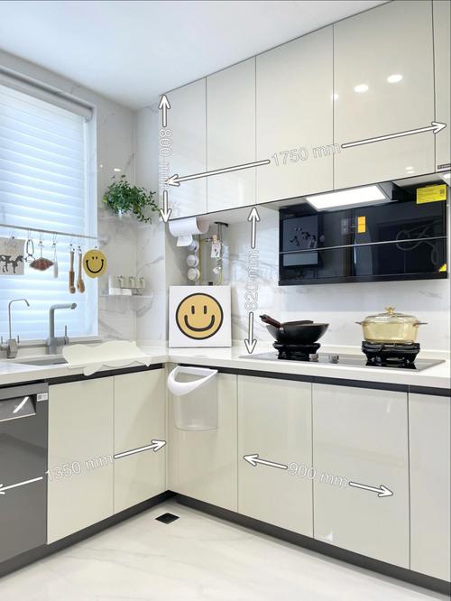 6白色u型厨房