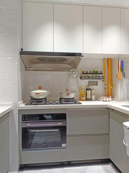 厨房空间与整体客餐厅色调统一橱柜部分采用下灰上白的撞色搭配让人