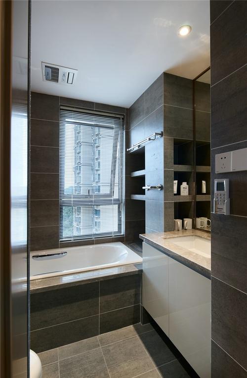 卫生间采用深灰色砖定制洗手盆嵌入式浴缸.