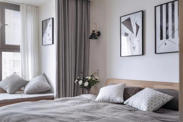 灰色的床单与窗帘飘窗垫简约年轻的空间令人惬意自然.