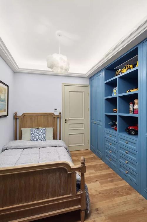 儿童房衣柜选择了深蓝色颜色比较跳跃更加丰富活泼.