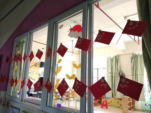 我们的小红旗挂在我们教室外面的窗户哟