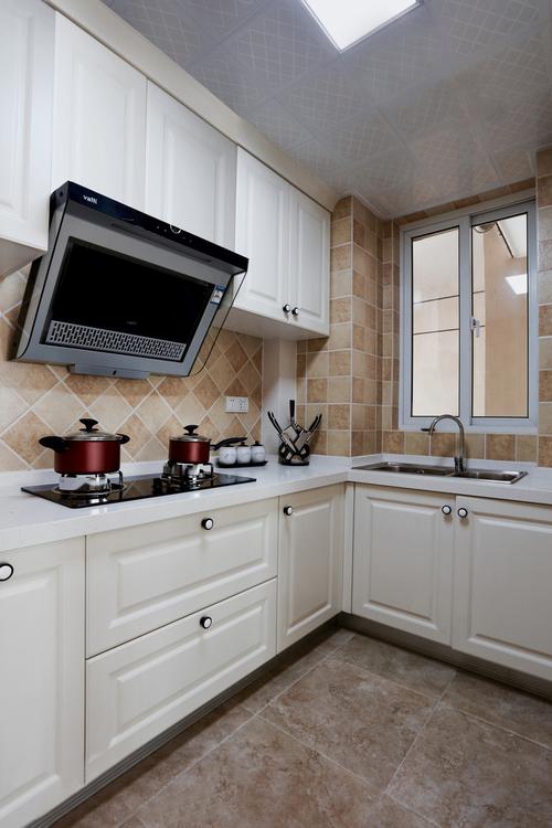 厨房以白色的橱柜和暖色的墙还有铝扣板吊顶看着比较大气.