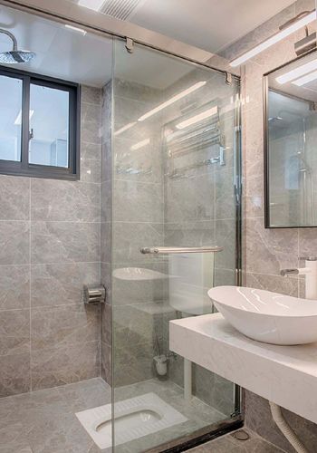 卫生间淋浴结合蹲坑石纹主调空间结合白色简约台盆简约实用
