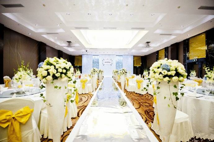 480超大无柱婚宴厅哪怕是最简单的婚礼布置也能干净大气.