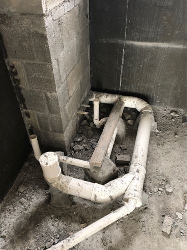 卫生间淋浴区排水管地漏设置与图纸不符.