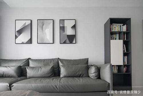 沙发的皮质柔软跟电视背景墙的硬朗质感对比鲜明小对比映衬太极阴阳