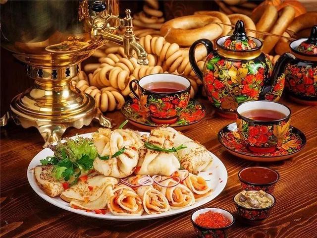 俄餐的特色红菜汤罐子肉鱼子酱烤香肠等又是俄罗斯的经典美食.