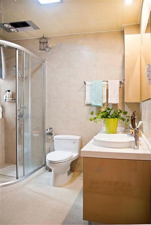 现代简约二居室卫生间浴缸装修图片效果图