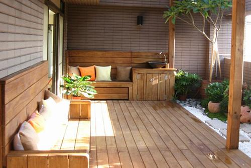 你家的阳台别就知道瓷砖用鹅卵石搭配防腐木效果更时尚