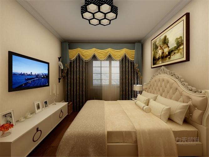 卧室的设计很简约吊顶的设计画整为零以石膏线为主家具的选择较为
