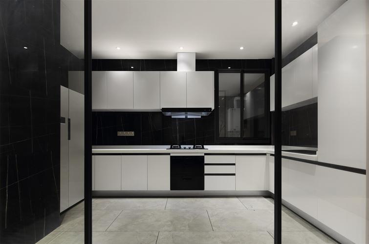 厨房整体搭配简洁雅致橱柜和台面选用白色系简洁而不失大气.