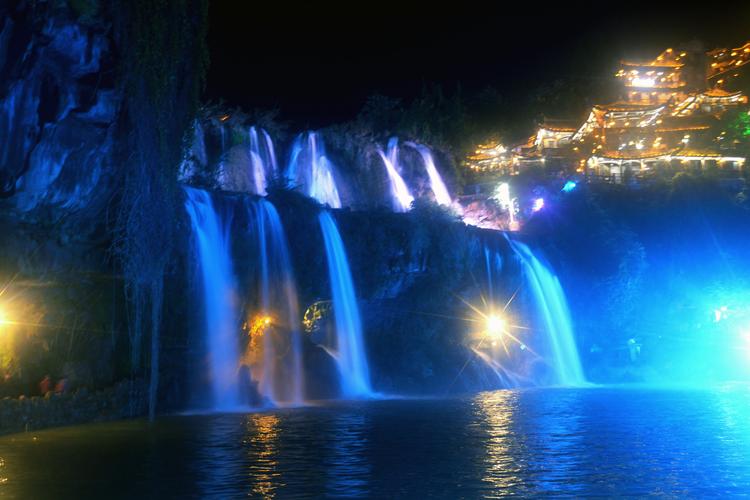 五颜六色的灯光照在瀑布上变幻着不同的光源犹如仙境美景吸引了不少