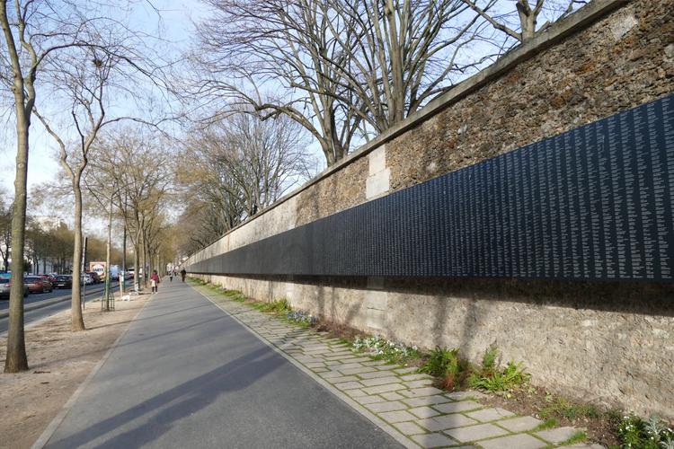 拉雪兹公墓围墙外还镌刻着在历次大战中牺牲的人的名字非常壮观