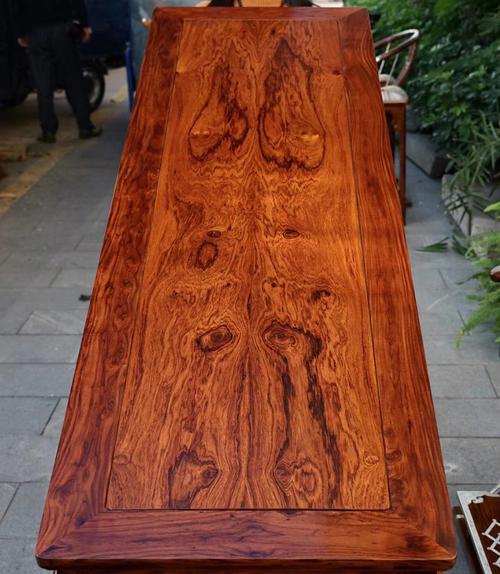 海南黄花梨书桌出自伍嘉恩所著明式家具经眼录老料板面一木对开.