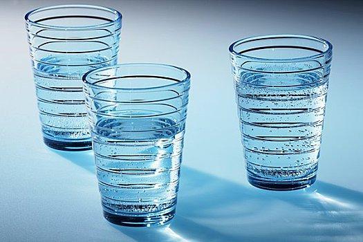 三个玻璃杯矿泉水