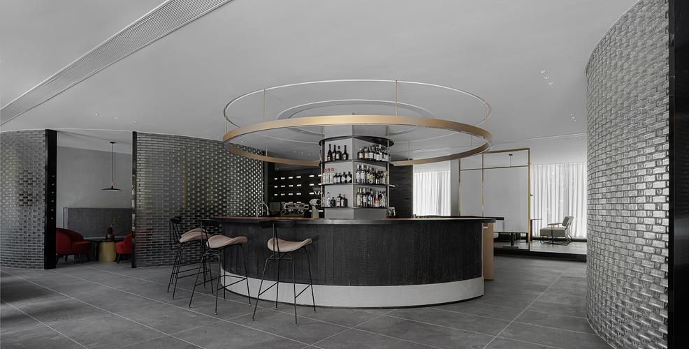运用立体主义的设计语言将咖啡馆的吧台打造成一个具有多种功能的