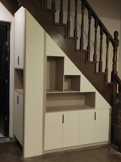 很多复式楼的柜子难度最大的就是楼梯柜了对量尺的设计师要求非常高