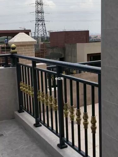 现代简约款的阳台护栏安装效果.阳台简约风简约风格家居家装装修