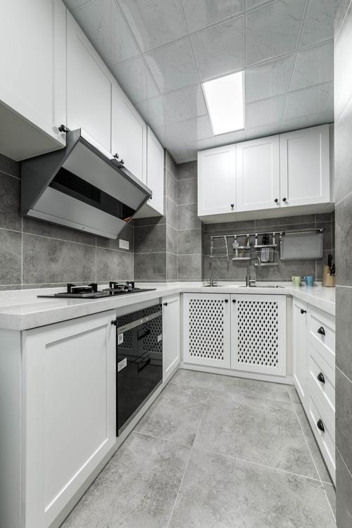 白色的吊柜和地柜配上白色的台面让整个面积不大的厨房也能让人眼前