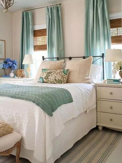 窗帘与床尾的编织毛毯相呼应实在是很聪明很自然地让卧室融为一