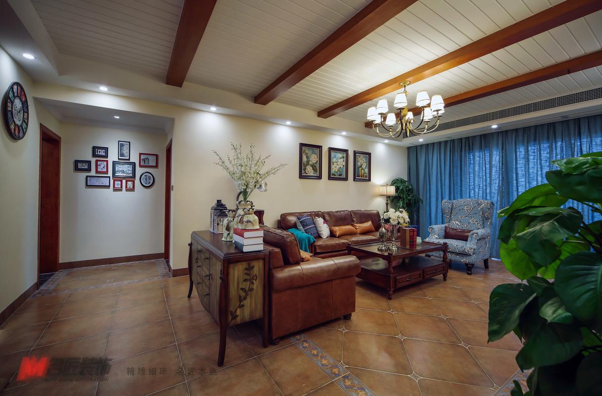 总体而言美式田园风格的客厅是宽敞而富有历史气息的.
