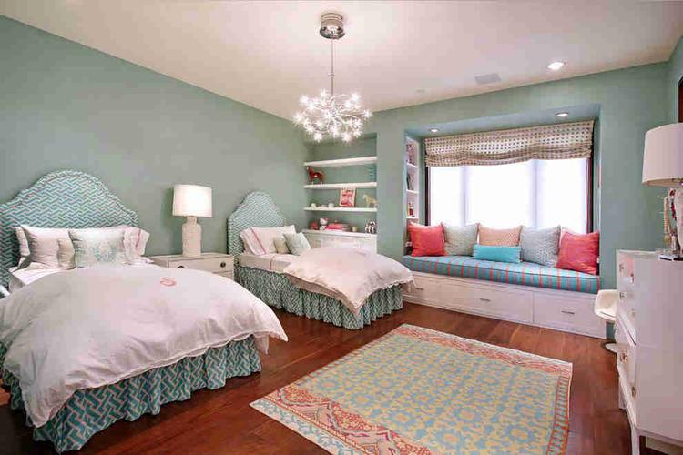 日式榻榻米风格的两张床儿童房间设计效果图原木色的家具和