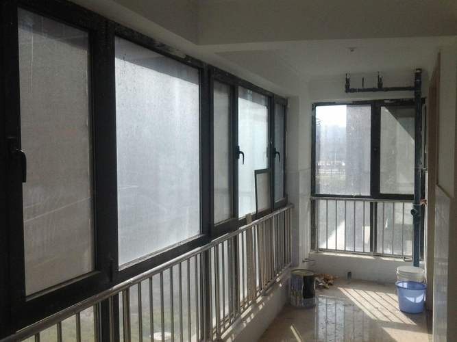 110平米现代风格三室两厅客厅阳台玻璃窗装修效果图