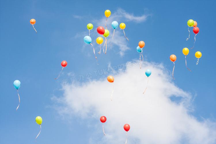 飘散在空中的五彩气球摄影高清图片