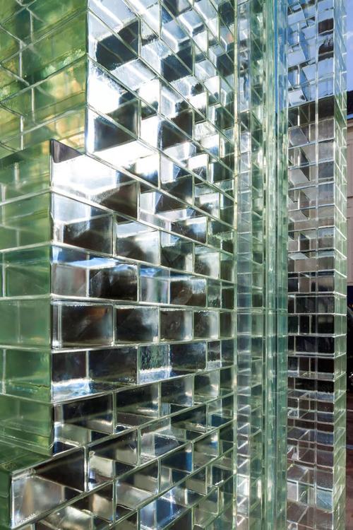 香奈儿水晶屋旗舰店阿姆斯特朗室内的隔断墙也有部分是玻璃砖砌成