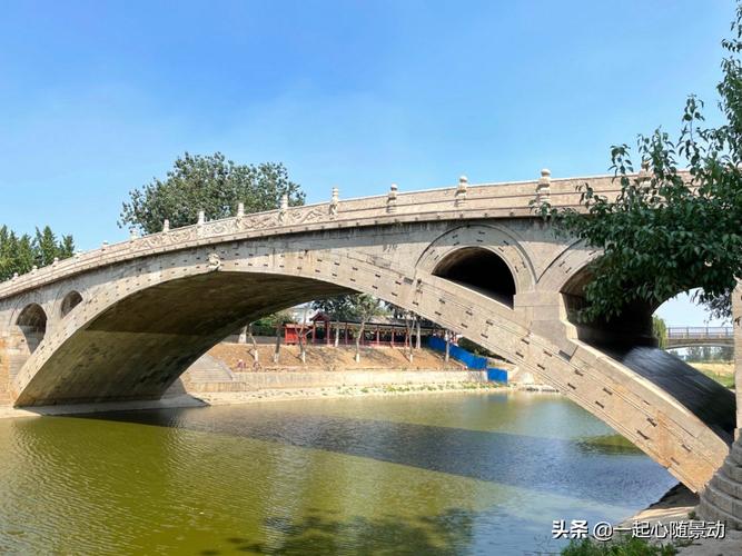 当我们走进赵州桥景区内看到赵州桥后发现这座桥造型非常经典但是