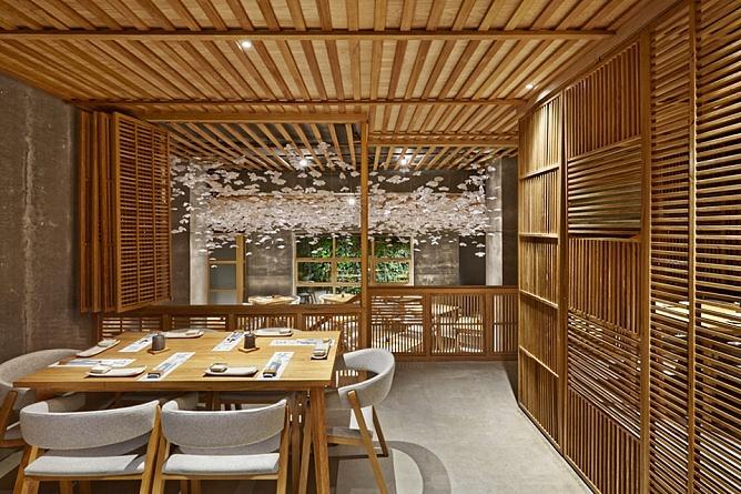 该装修设计中大面积使用了日式的传统原木色木材其自然对日式建筑及