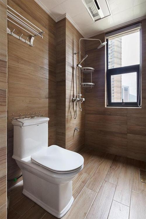 卫生间湿区用仿木纹的地板砖墙地面一色温和舒适的都不像卫生间.