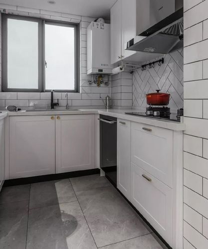 增大厨房空间白色墙砖采用2种不同铺贴方式搭配白色橱柜门简单耐看