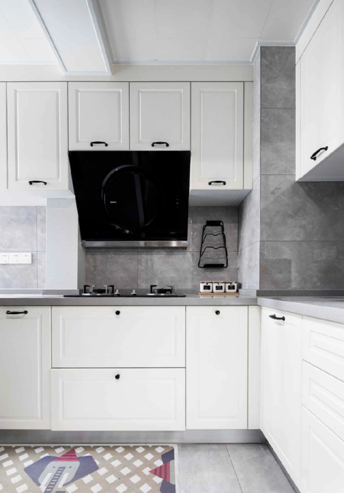 白色橱柜格外澄净灰色增加空间层次感让小空间的厨房拥有高级的视觉