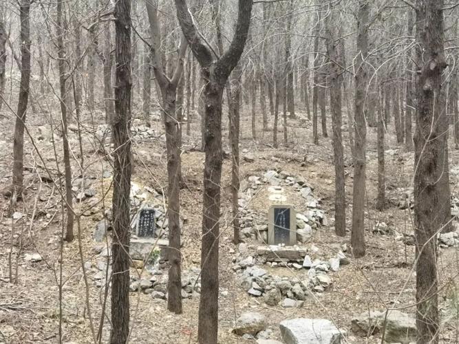 这片墓地将附近唯一的山道包裹其中游客必须穿过坟场才能通过.