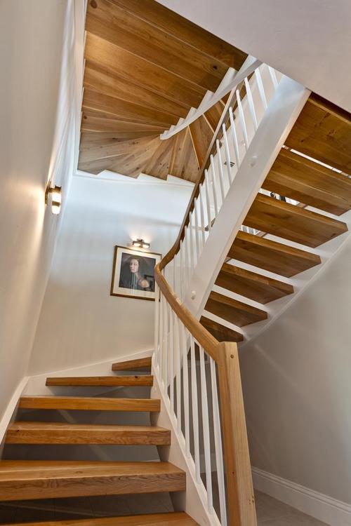 温馨原木质镂空楼梯装修效果图