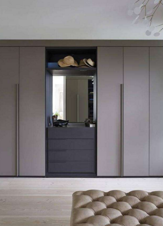 此款浅灰色衣柜效果图中的衣柜靠墙而设浅灰色柜体搭配米色墙面装修