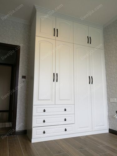 另外一个卧室打造的是白色平开门衣柜克诺斯邦板材确实名不虚传基本