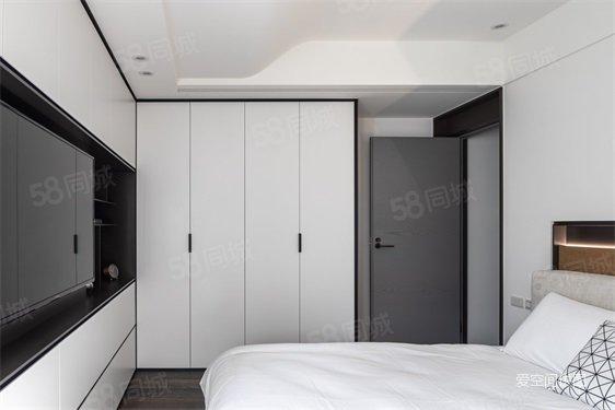 白色嵌入式衣柜结合灰色背景墙加之无主灯的设计空间显得更加敞亮.