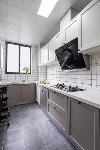 厨房以实用为主灰白色调搭配简单干净.
