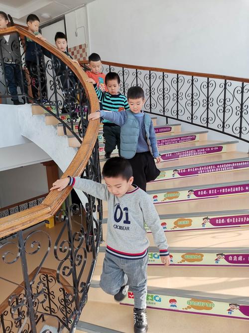 小朋友们在走楼梯时常常一步迈两步还有甚者在楼梯上爬着走有时还连
