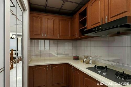 这是现今最流行的新中式厨房设计红木色调的整墙吊柜安装顶吸式吸油