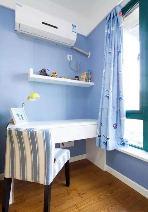 儿童房墙面用蓝色乳胶漆清新淡雅在靠窗的墙面上安装了书桌方便