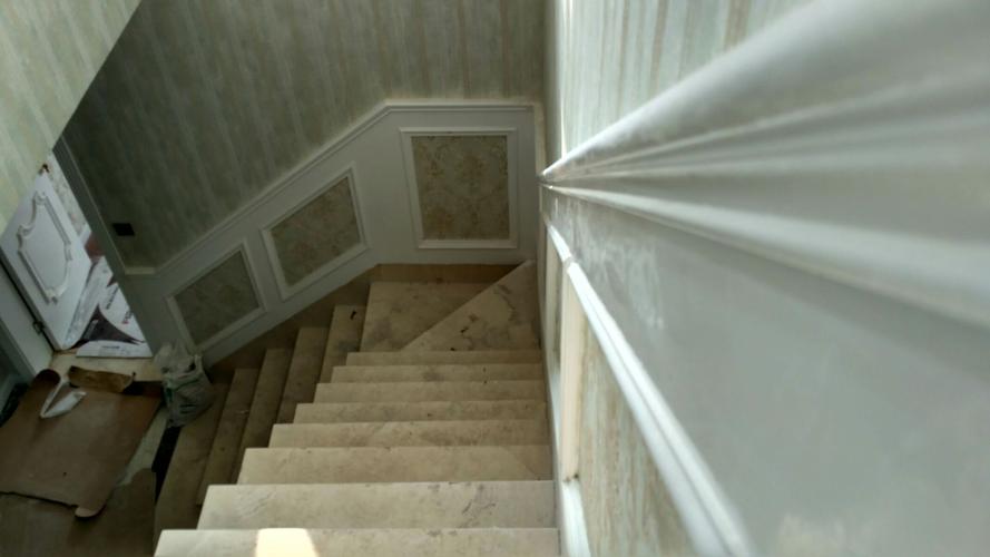 楼梯白漆护板
