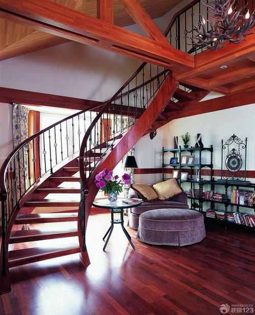 美式风格复式房子实木楼梯设计装修效果图