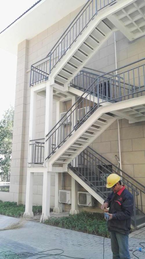 朝来老年公寓室外钢结构消防楼梯工程展示