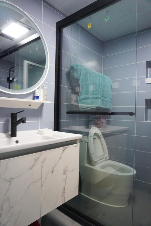 卫生间采用了灰蓝色的长形条瓷砖简洁大方一体盆设计搭配好用耐看