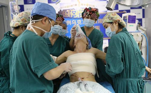 中国首例乌克兰女模隆胸术直播